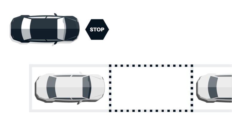브레이크 페달을 밟아 주차하려는 공간 이전에 정차합니다.